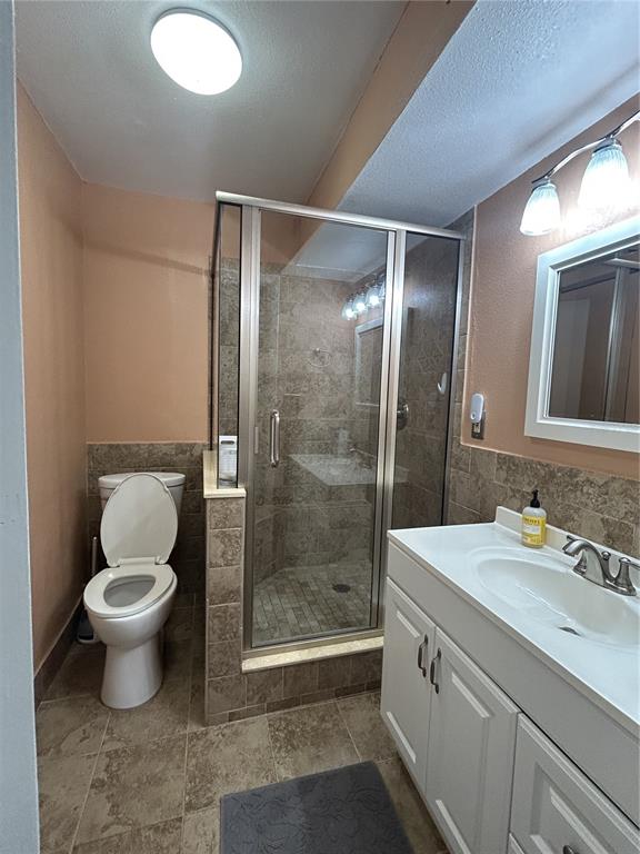 11485 Oakhurst Road, Unit 200307 Largo, FL 33774 - Photo 19 of 43 a bathroom with a shower toilet and sink