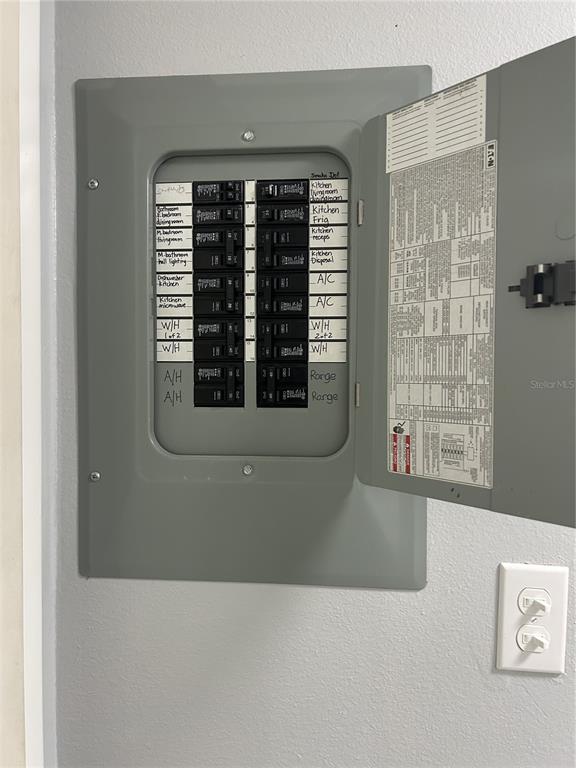 11485 Oakhurst Road, Unit 200307 Largo, FL 33774 - Photo 29 of 43 a view of entryway