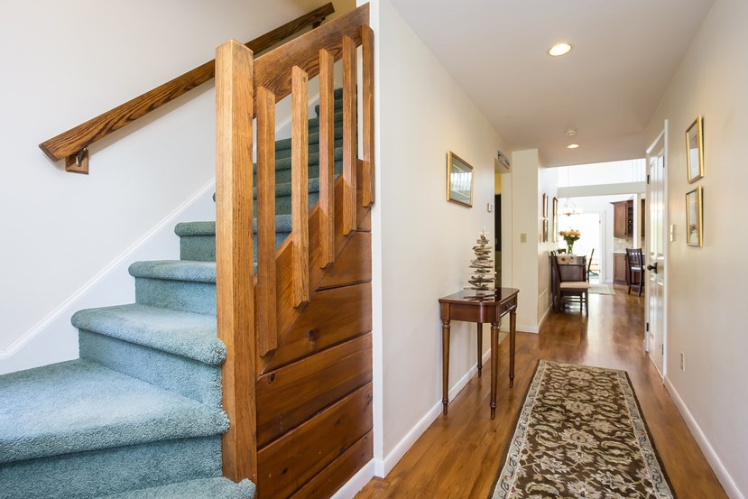 581 Middle Road Portsmouth, RI 02871 - Photo 3 of 33