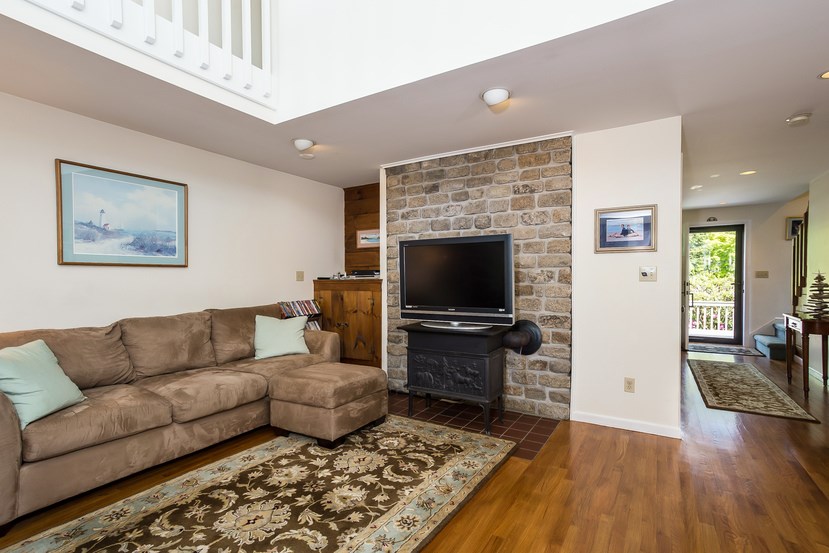 581 Middle Road Portsmouth, RI 02871 - Photo 4 of 33