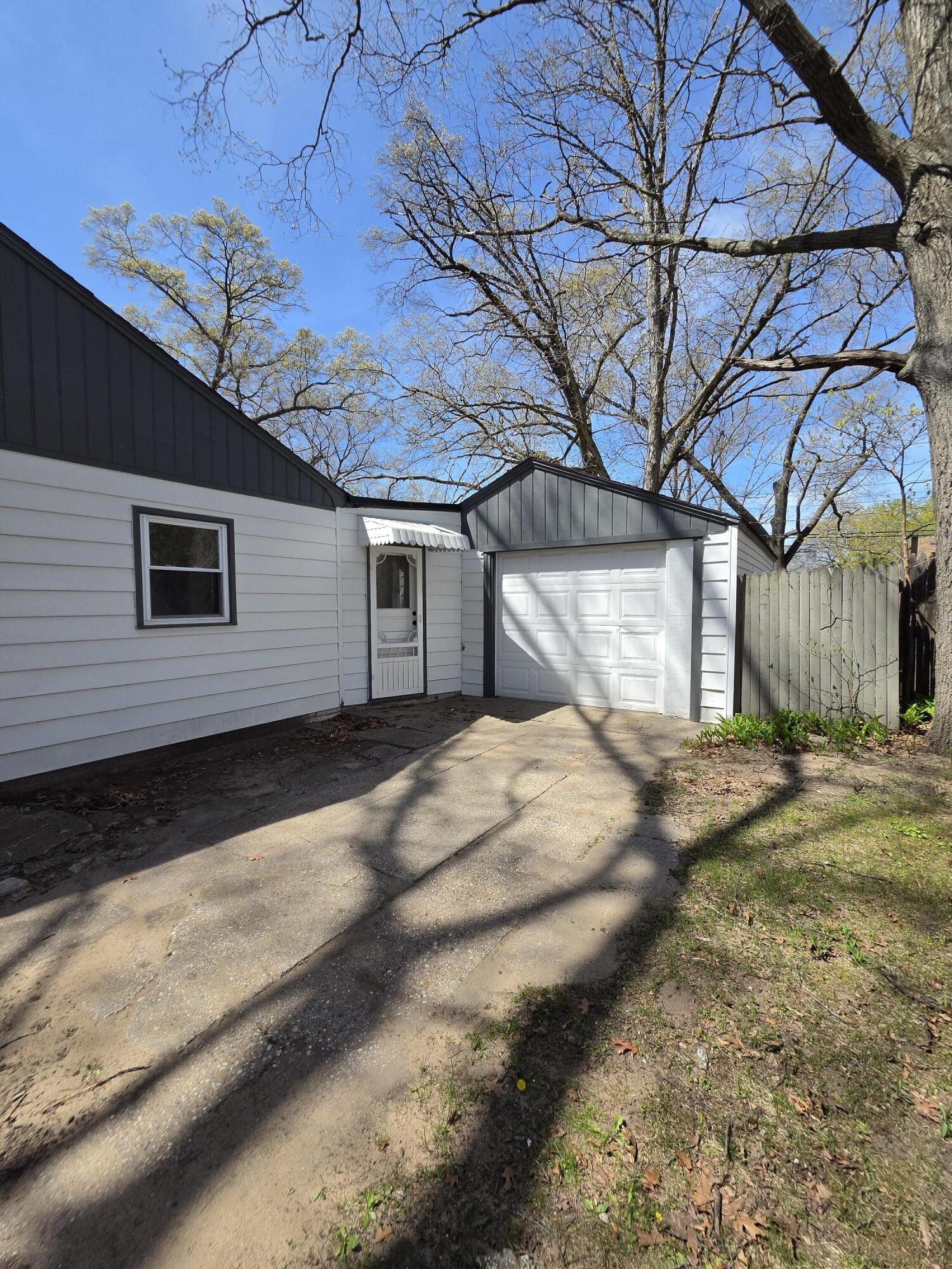 2167 Austin Street Muskegon, MI 49444 - Photo 3 of 24 Side entry