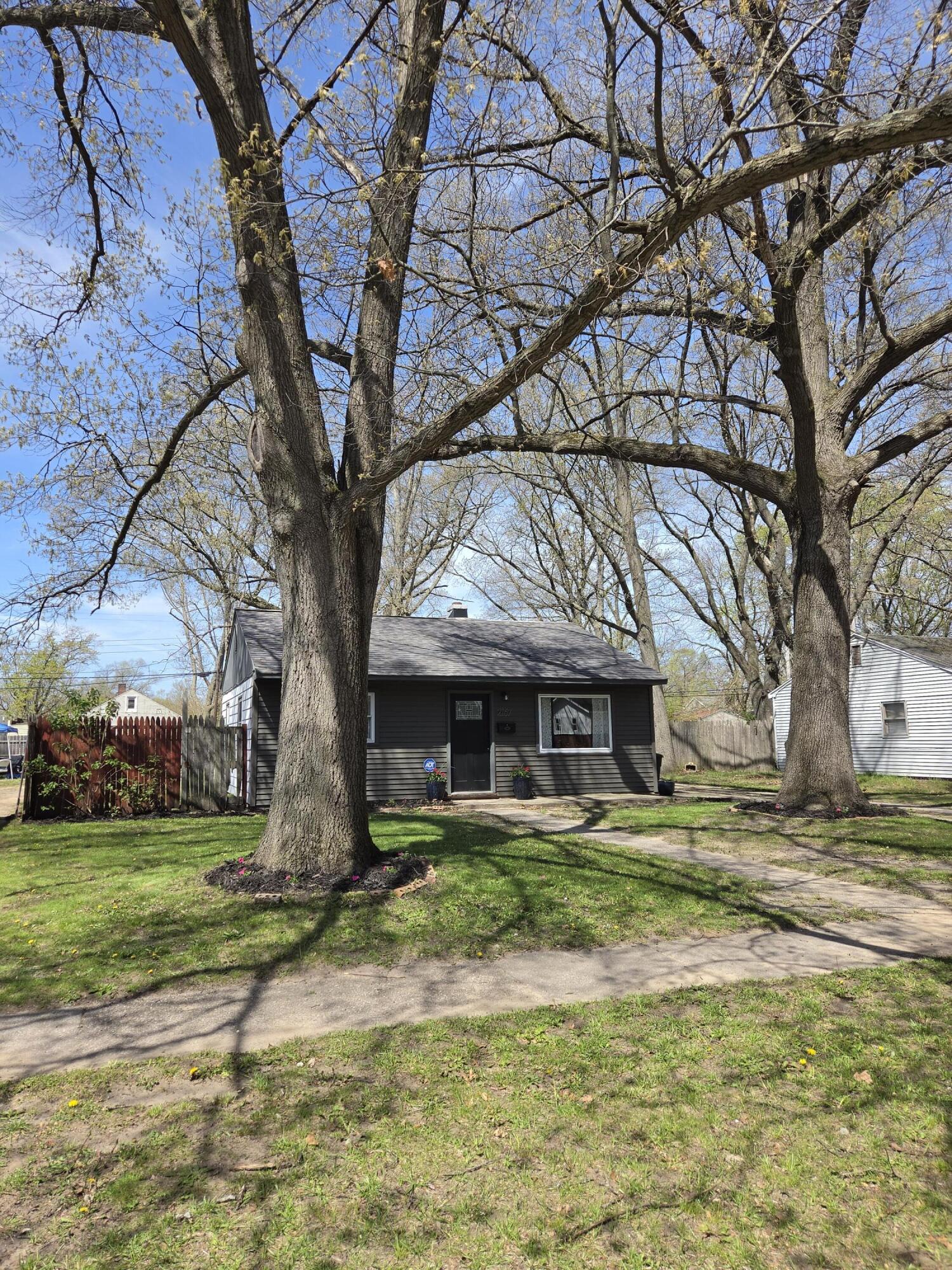 2167 Austin Street Muskegon, MI 49444 - Photo 5 of 24 Front left of home