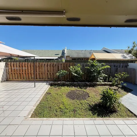 a view of a backyard