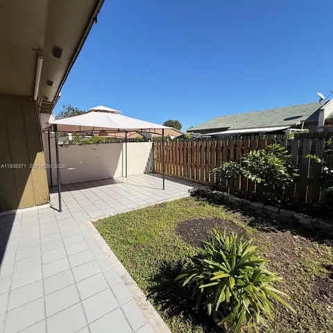 a view of a backyard