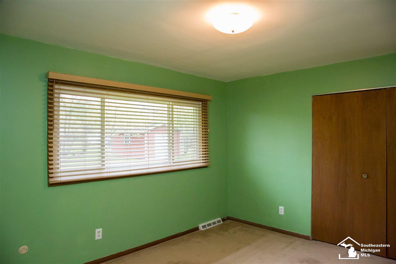 28368 Chatham Road Grosse Ile, MI 48138 - Photo 29 of 36 31347793-28.JPG