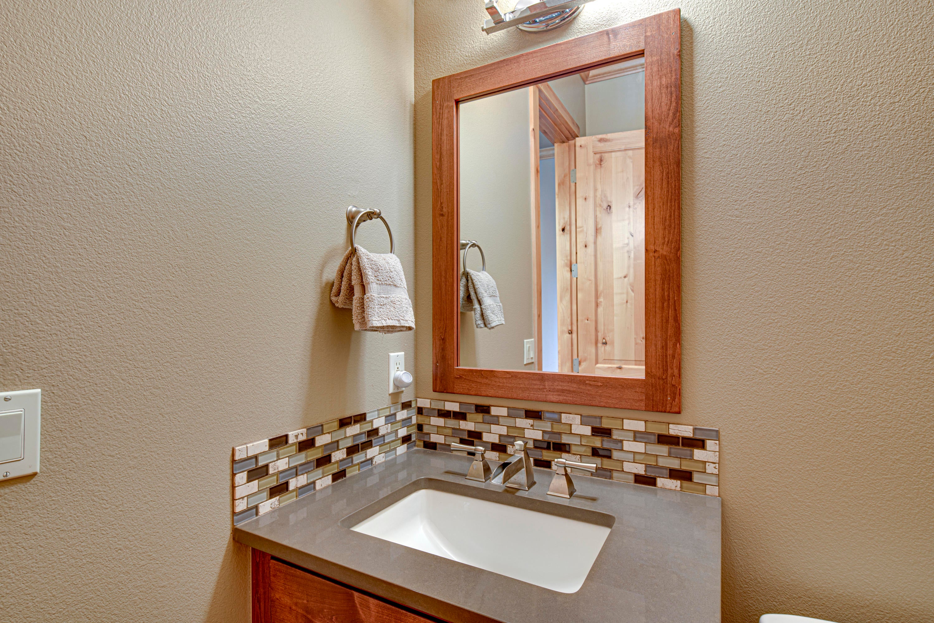 933 Southwest Vantage Point Way Bend, OR 97702 - Photo 19 of 36 Powder Room