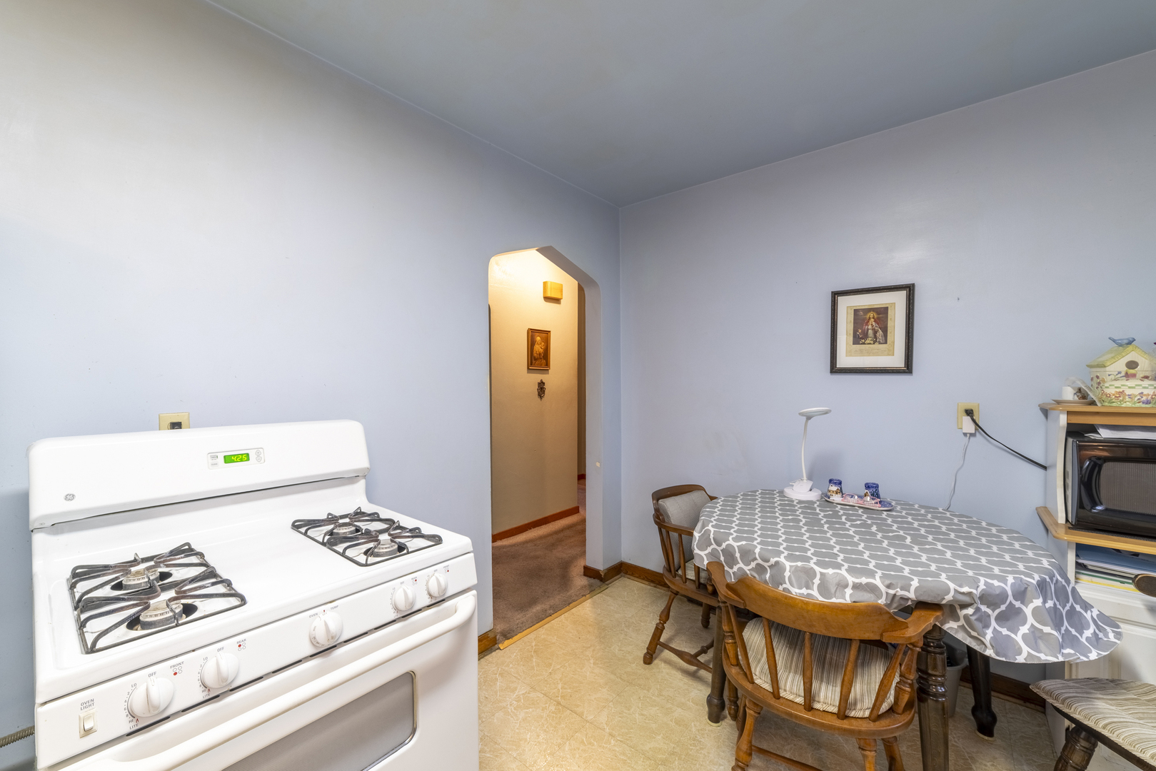 17949 Escanaba Avenue Lansing, IL 60438 - Photo 11 of 45 a dining room with a table and chairs