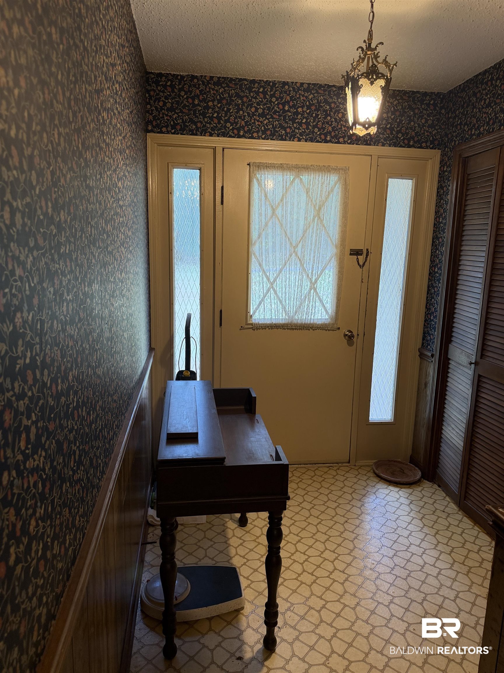 513 Club Wiley Road Jackson, AL 36545 - Photo 11 of 19 Foyer entrance with wallpapered walls and a textured ceiling