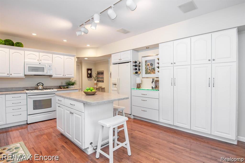 3464 McClure Road Troy, MI 48084 - Photo 5 of 43 Kitchen View 1