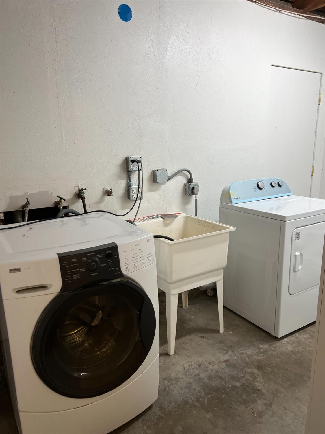 8024 Lesser Way Citrus Heights, CA 95621 - Photo 28 of 32 a utility room with dryer and washer