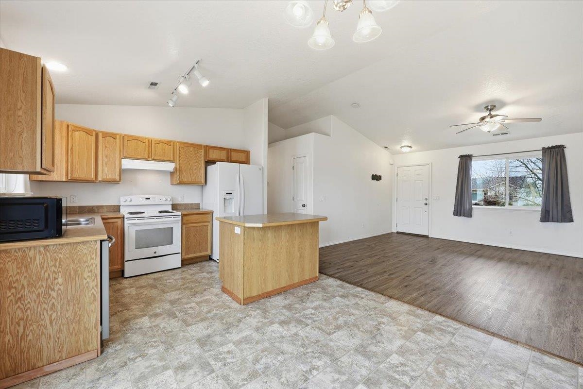 4520 South Carnation Road Spokane, WA 99224 - Photo 7 of 21