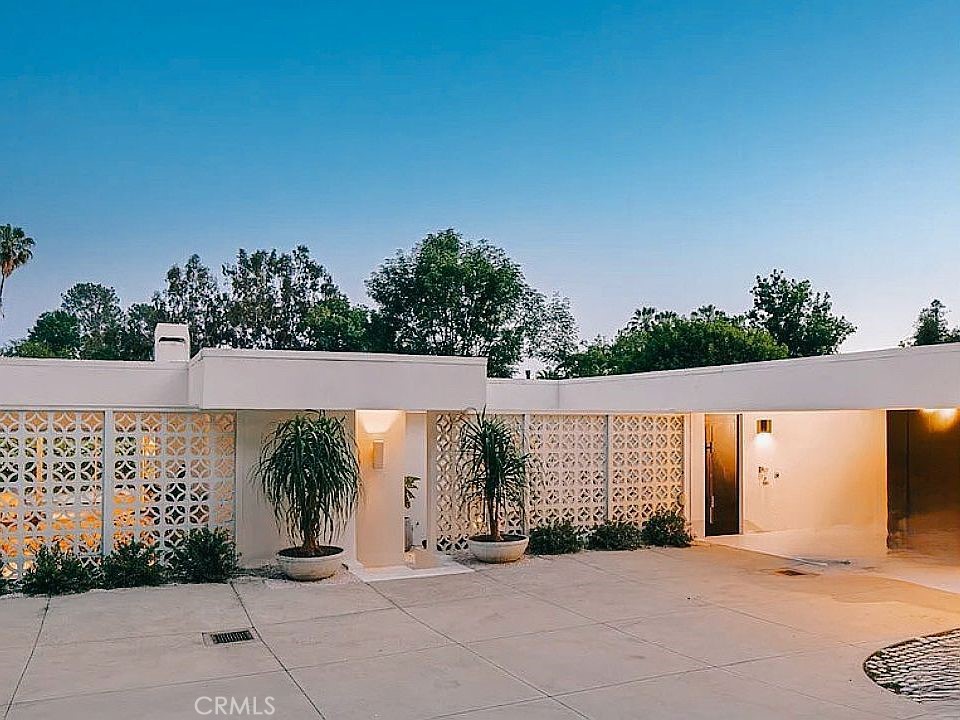 a view of parking area