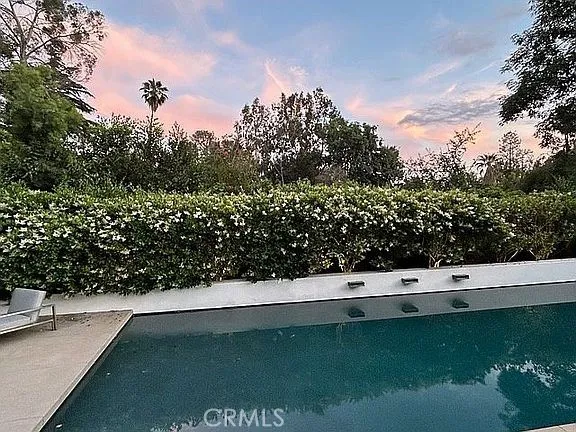 a view of an outdoor space