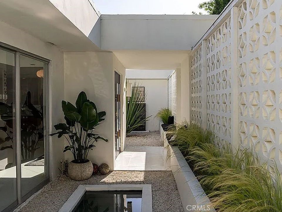 1030 San Rafael Lane Pasadena, CA 91105 - Photo 25 of 56 a living room with furniture