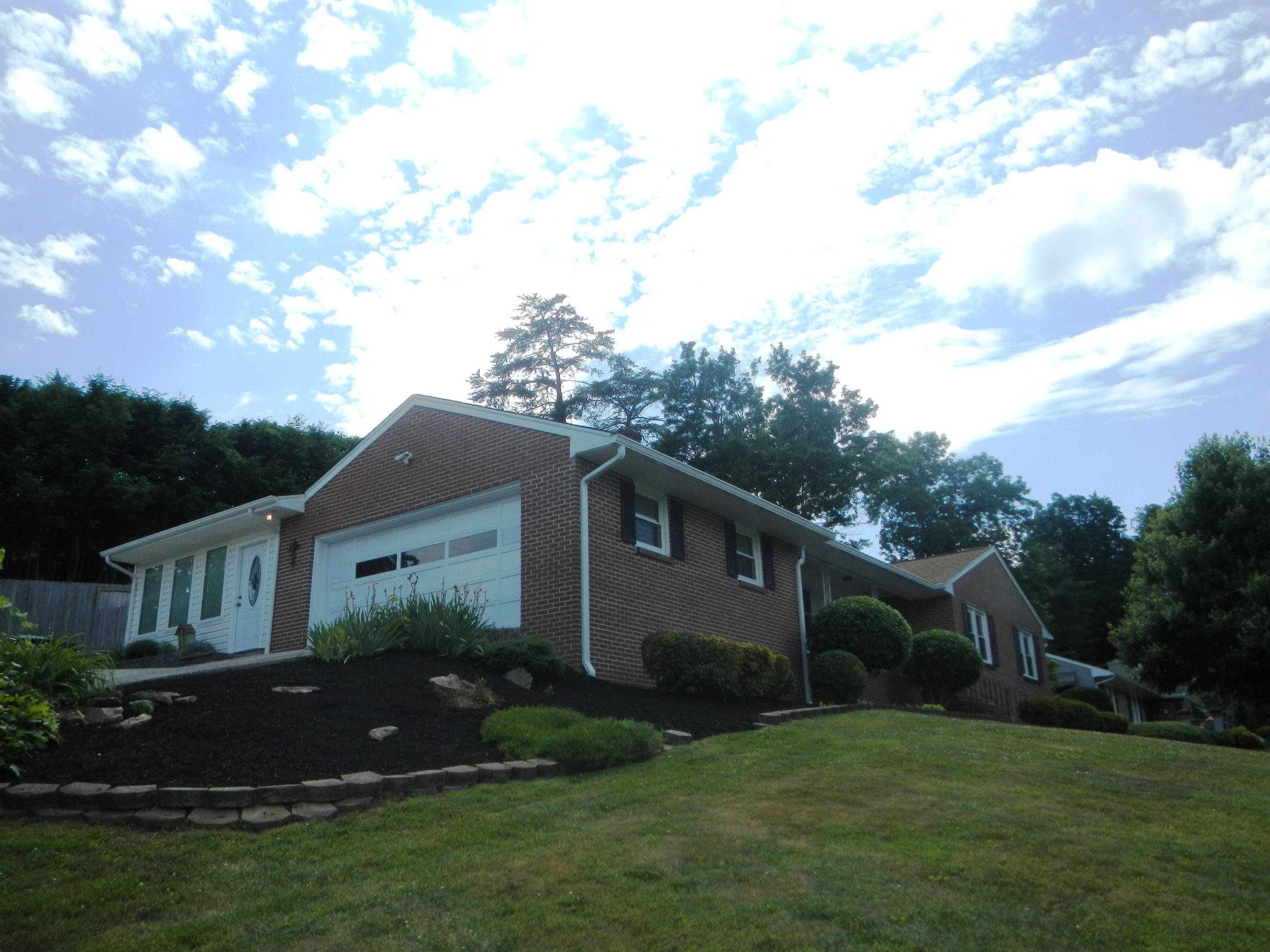 2502 Sprucewood Road Southwest Roanoke, VA 24015 - Photo 4 of 32 Side View