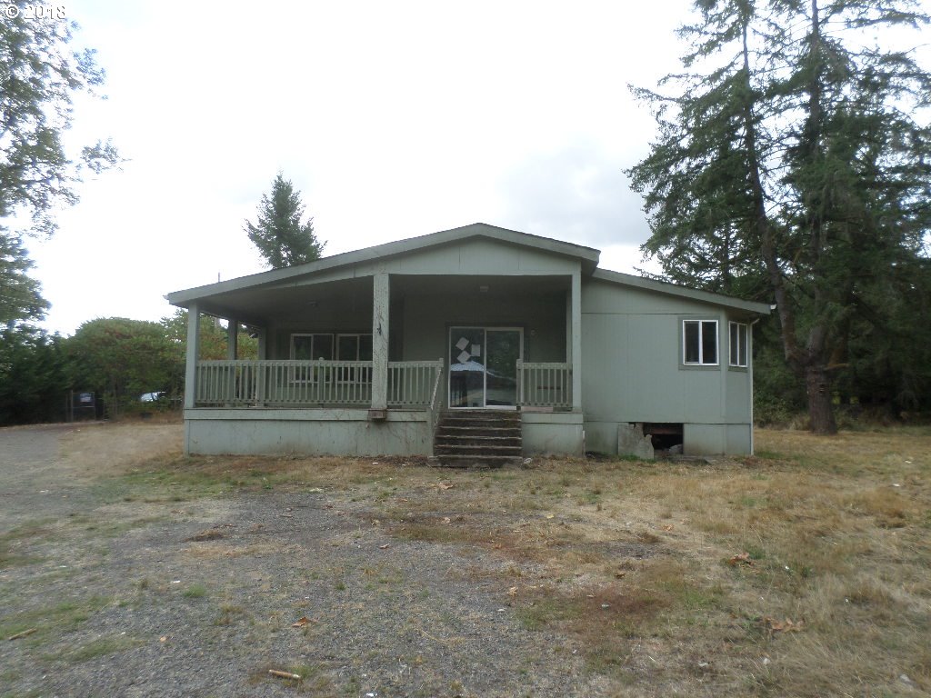 15063 South Hattan Road Oregon City, OR 97045 - Photo 1 of 25 front view of a house with yard