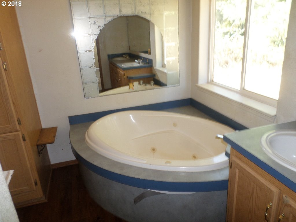 15063 South Hattan Road Oregon City, OR 97045 - Photo 16 of 25 a bathroom with a sink and a mirror
