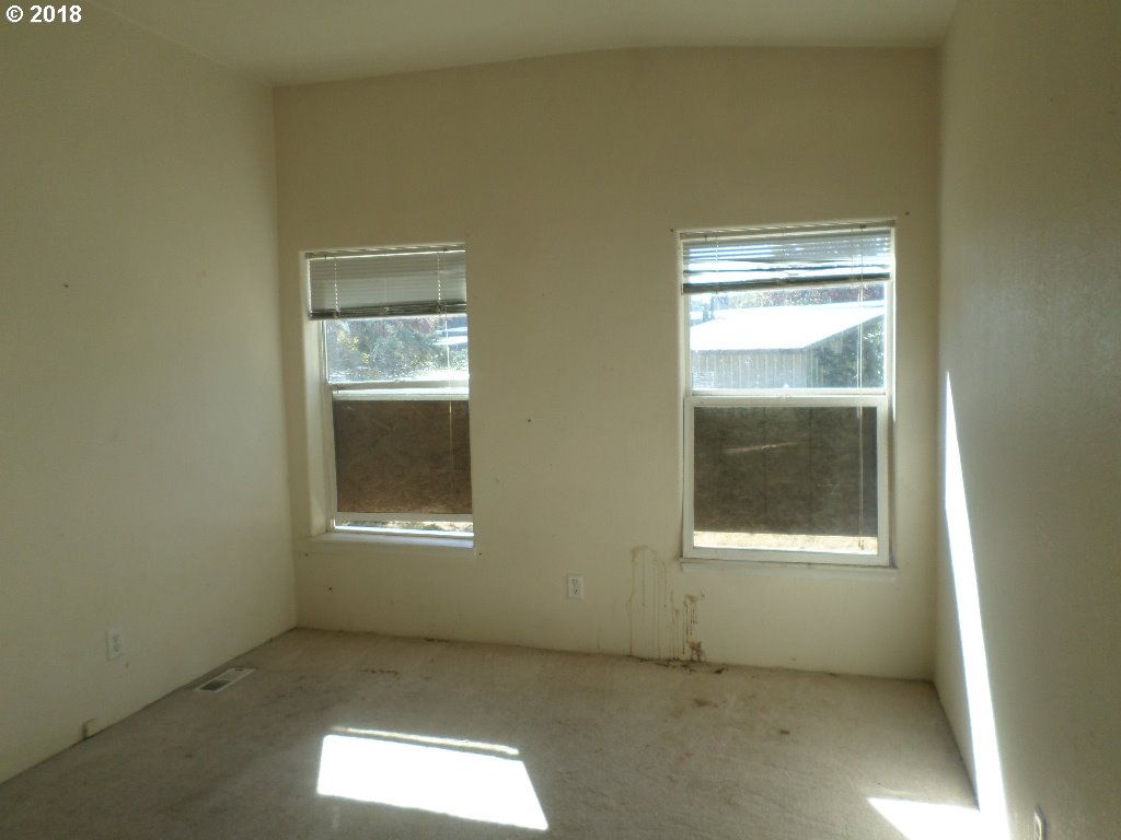 15063 South Hattan Road Oregon City, OR 97045 - Photo 17 of 25 an empty room with a window