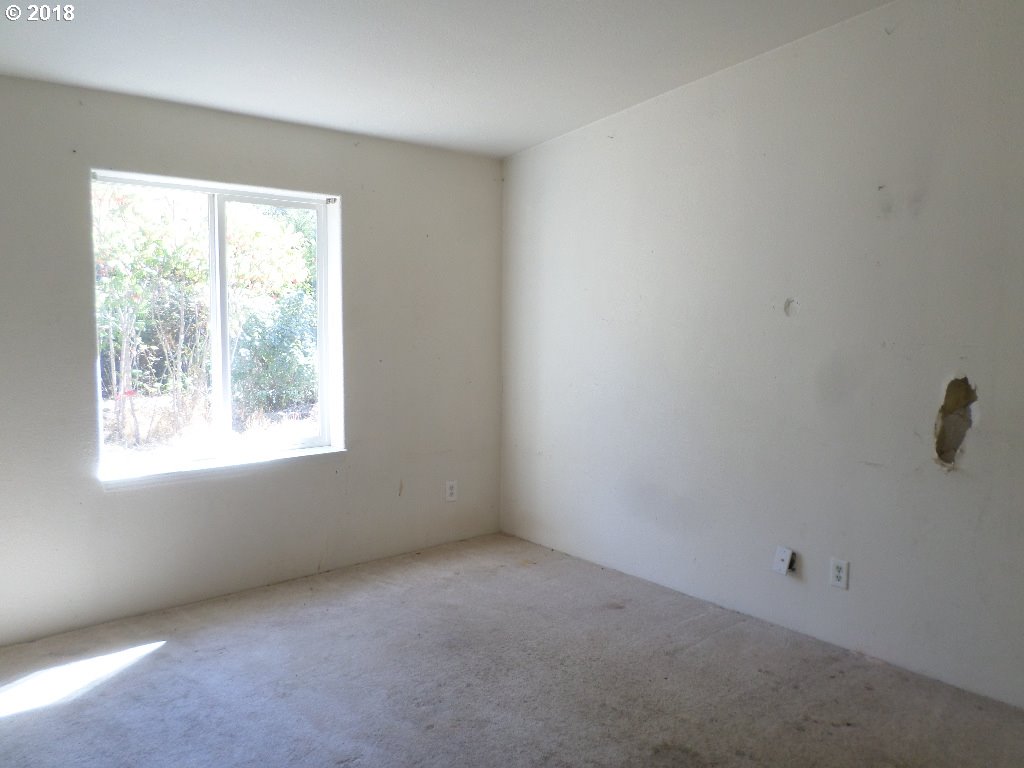 15063 South Hattan Road Oregon City, OR 97045 - Photo 18 of 25 an empty room with a window