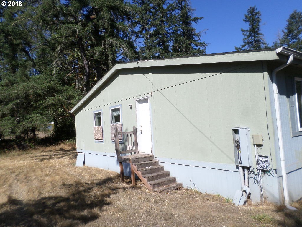 15063 South Hattan Road Oregon City, OR 97045 - Photo 6 of 25 a house view with a backyard space