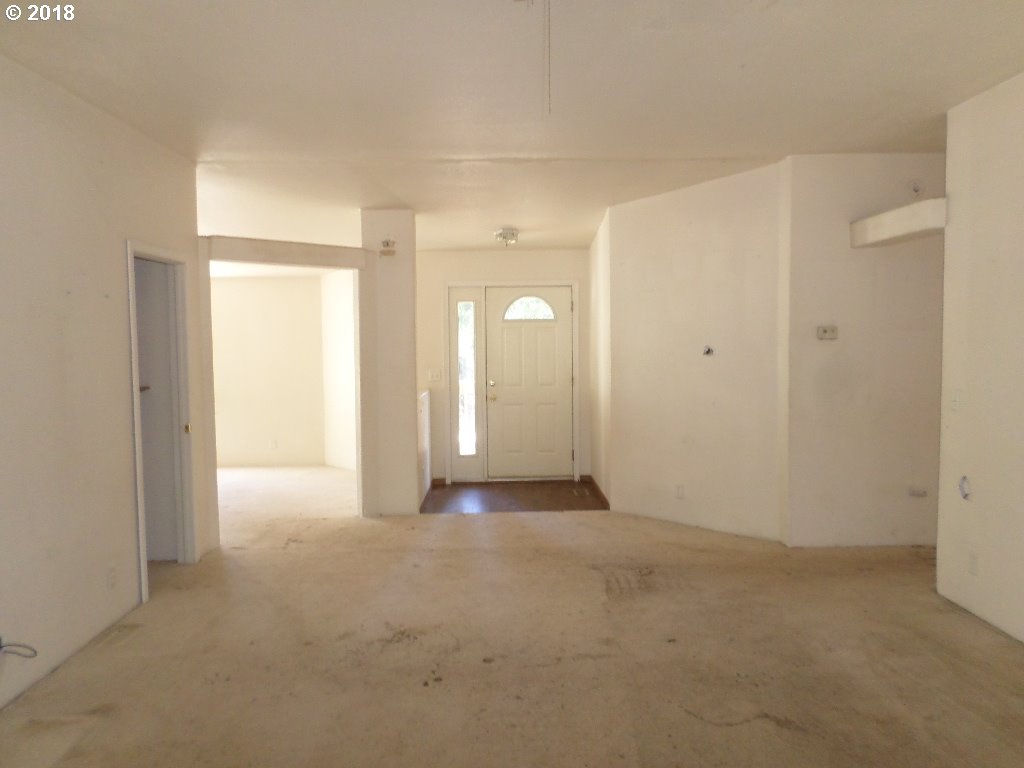 15063 South Hattan Road Oregon City, OR 97045 - Photo 8 of 25 a view of an empty room with closet and a window