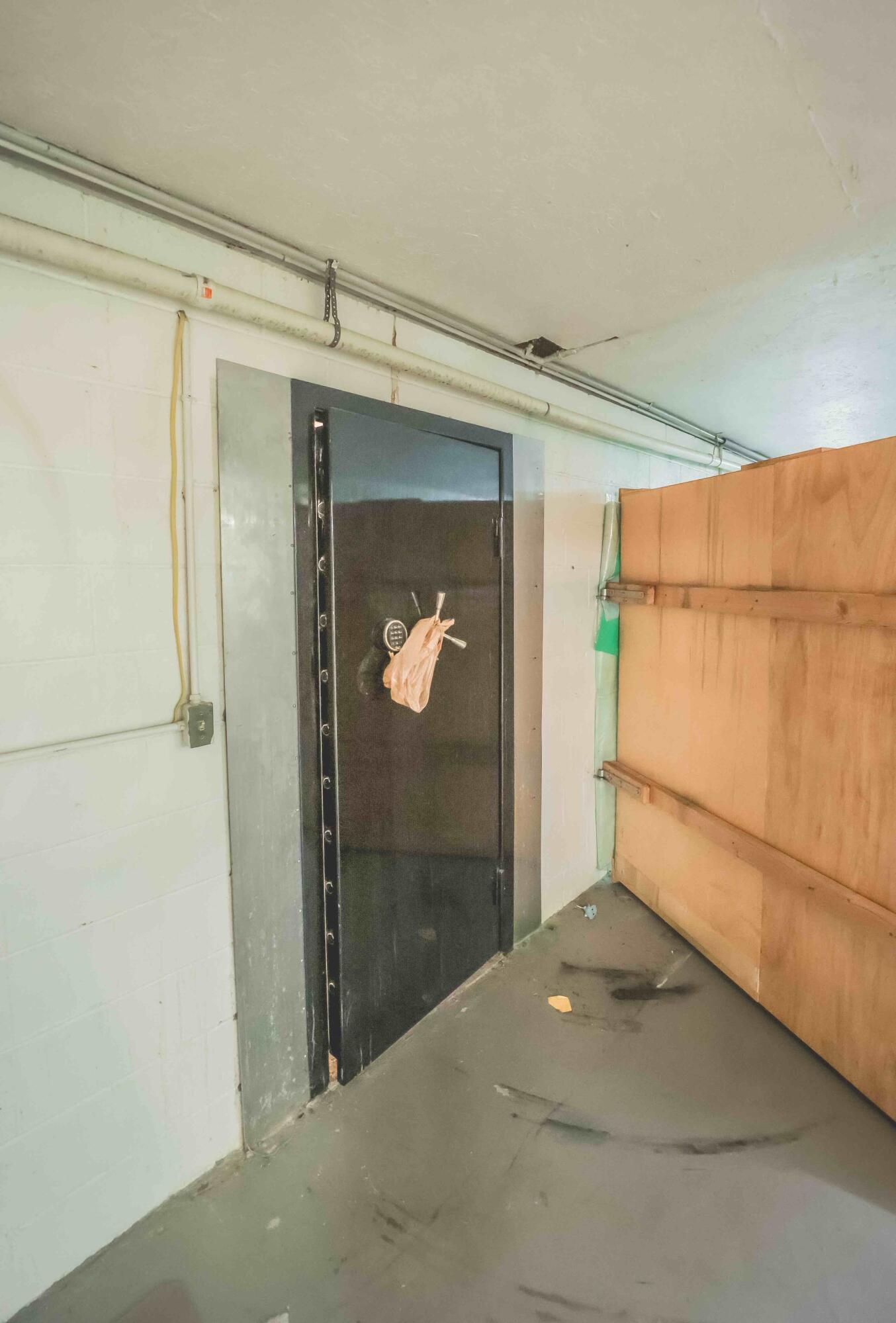 1685 Lexington Road Lancaster, KY 40444 - Photo 63 of 81 safe door