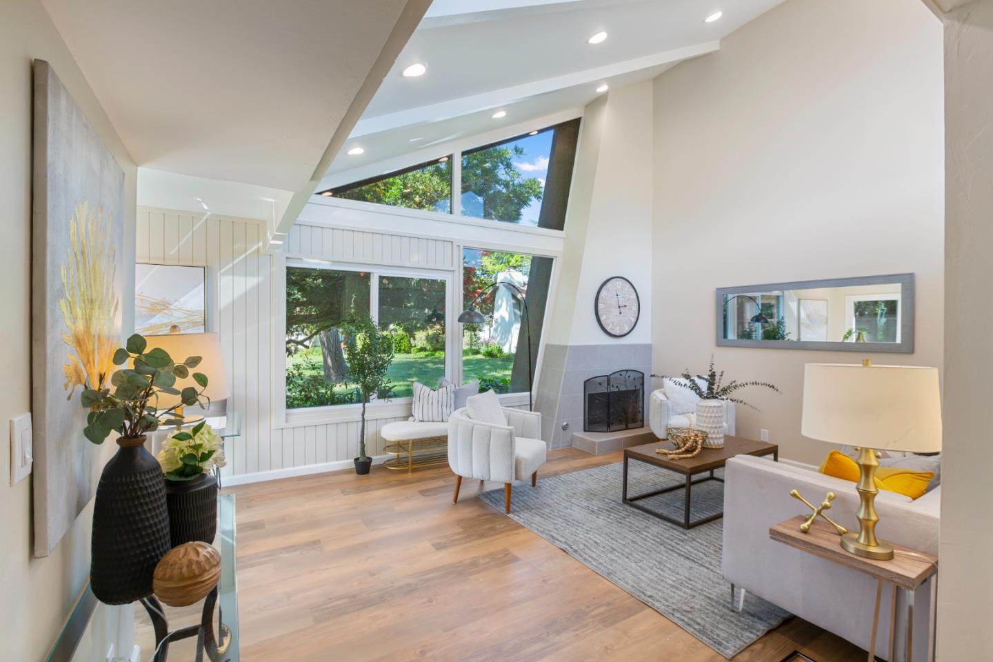 8 Cassandra Way Mountain View, CA 94043 - Photo 5 of 35 a living room with furniture