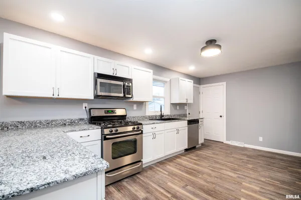 $229,900 | 203 Eaton Avenue, Bartonville, IL 61607