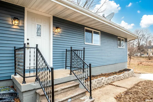 $250,000 | 203 Eaton Avenue, Bartonville, IL 61607