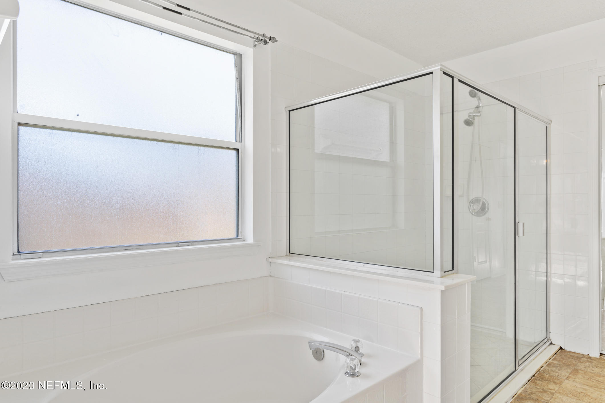 2514 Paris Mill Road Jacksonville, FL 32221 - Photo 17 of 29 a bathroom with a bathtub