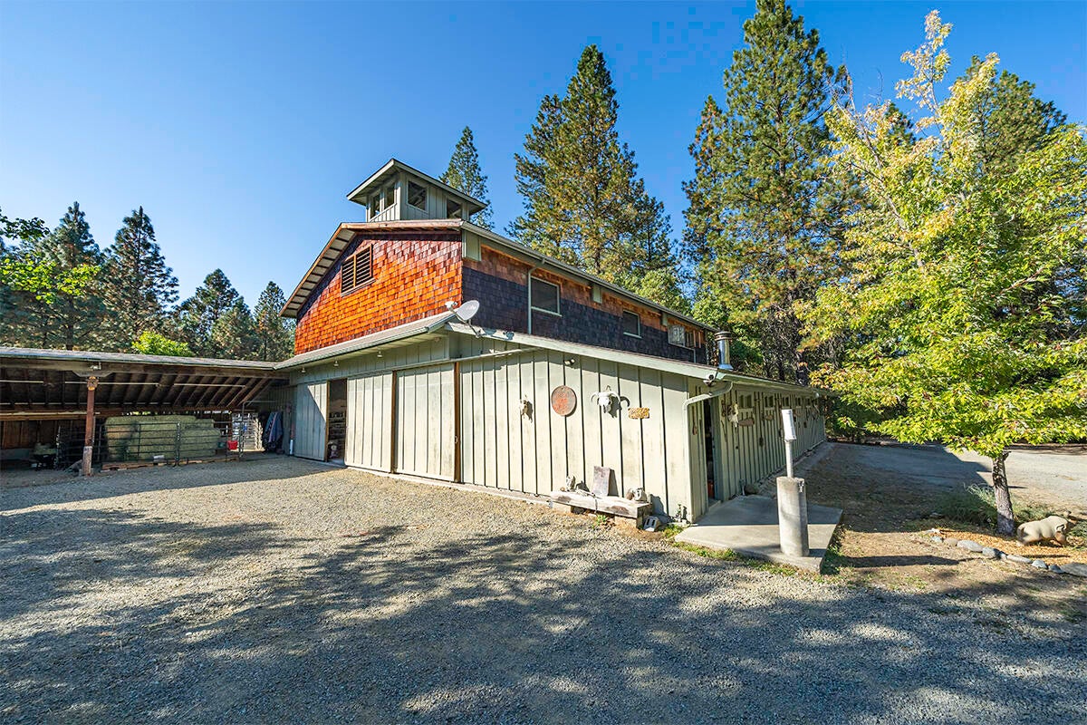 255 Davidson Road Williams, OR 97544 - Photo 45 of 82 4560 sq ft barn