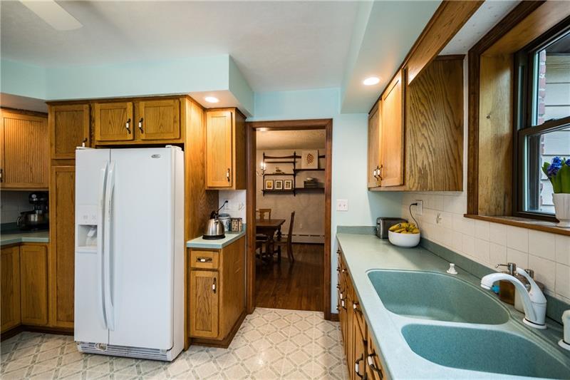 2931 Fernwald Road Pittsburgh, PA 15217 - Photo 7 of 22 Lots of oak cabinetry and solid surface counter space.