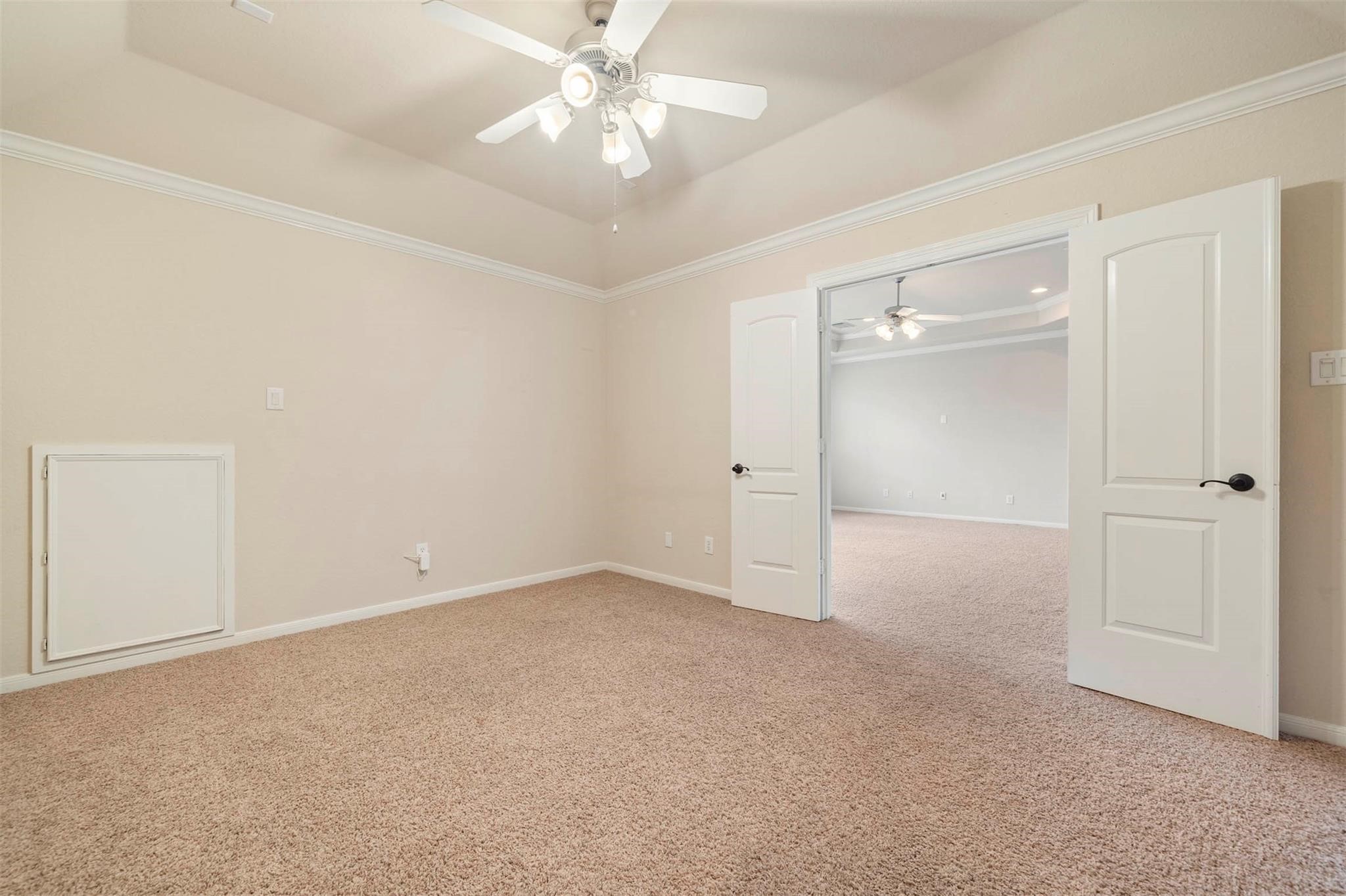 3 Etude Court Spring, TX 77382 - Photo 39 of 45 an empty room with a ceiling fan and a bathroom