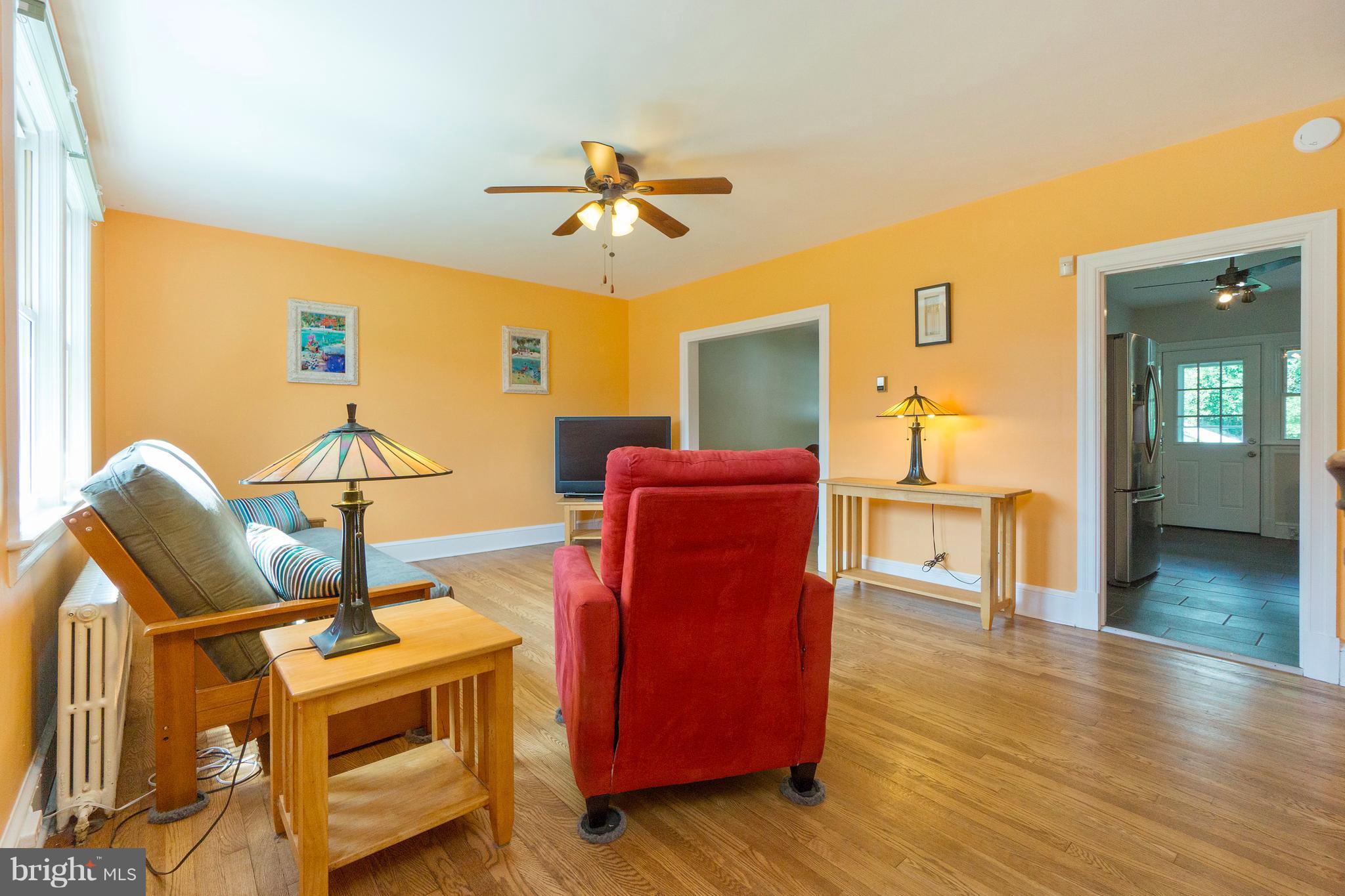 1019 Elm Ridge Avenue Baltimore, MD 21229 - Photo 21 of 30 Living Room