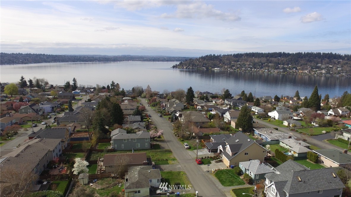 1129 North 33rd Place Renton, WA 98056 - Photo 2 of 3