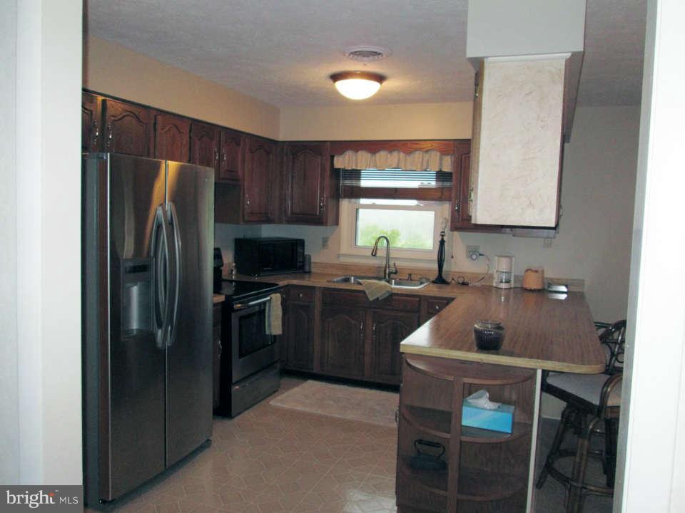 1499 Chestnut Grove Road Winchester, VA 22603 - Photo 5 of 15 Kitchen with SS appliances