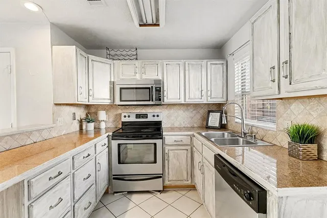 $165,000 | 617 Carriagehouse Lane, Unit 3E, Garland, TX 75040