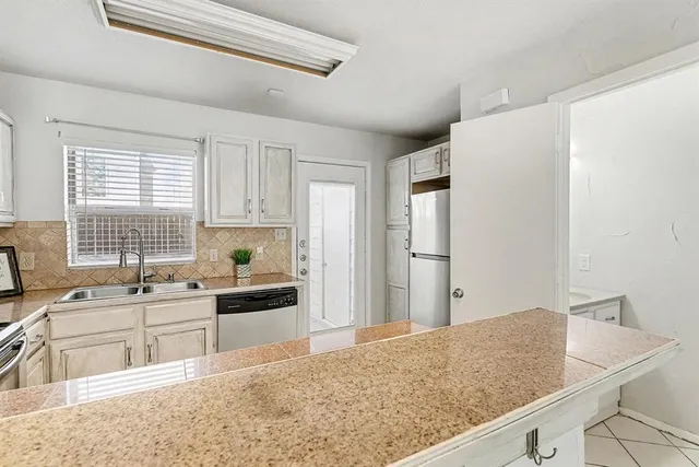 $165,000 | 617 Carriagehouse Lane, Unit 3E, Garland, TX 75040