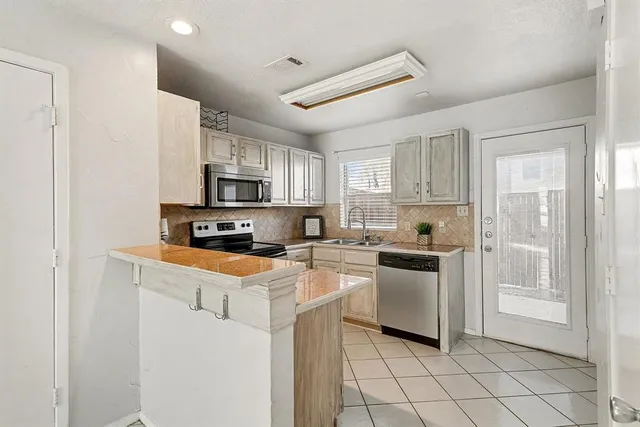 $165,000 | 617 Carriagehouse Lane, Unit 3E, Garland, TX 75040