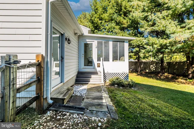 a view of a house with backyard and garden