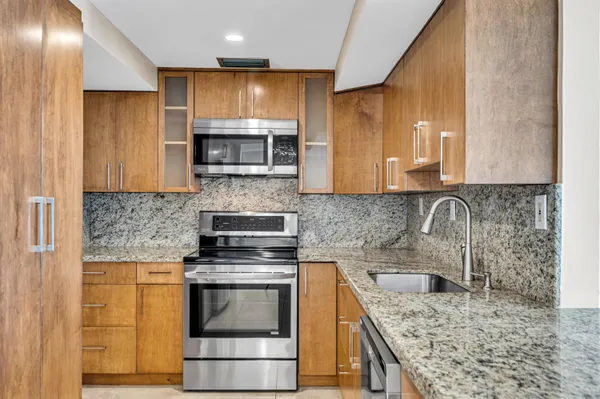 $3,200 | 525 North Ocean Boulevard, Unit 1217, Pompano Beach, FL 33062