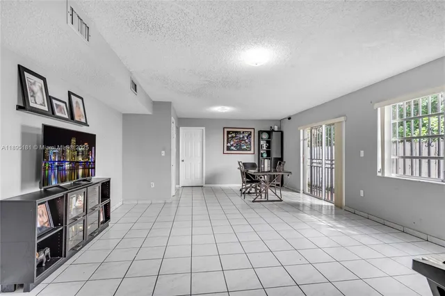 a view of livingroom with furniture