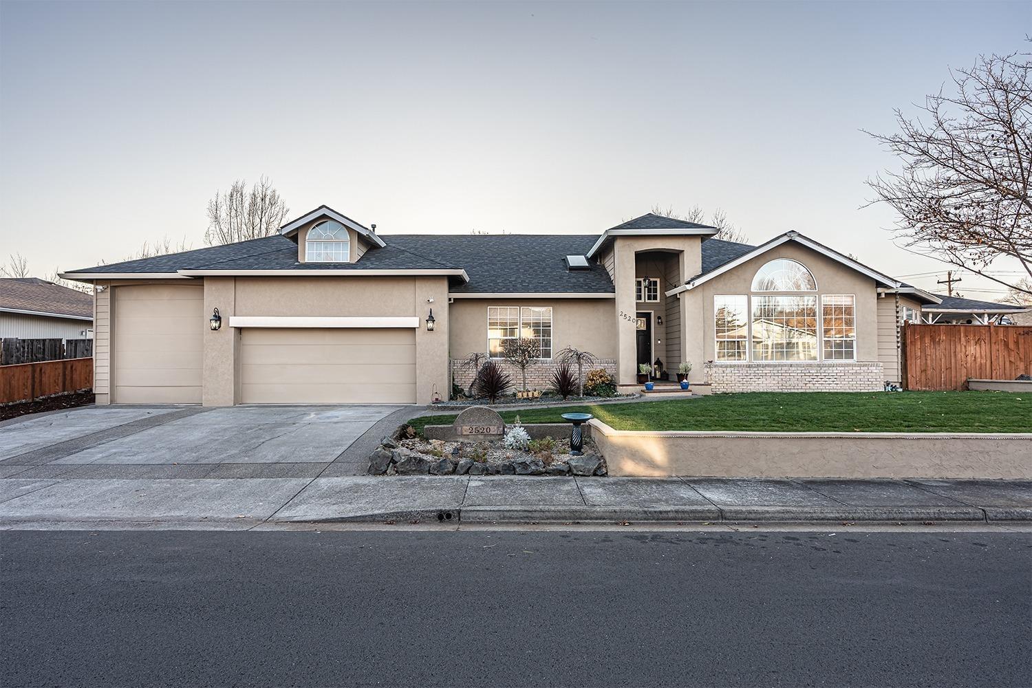 2520 Roberts Road Medford, OR 97504 - Photo 1 of 30 Primary Photo