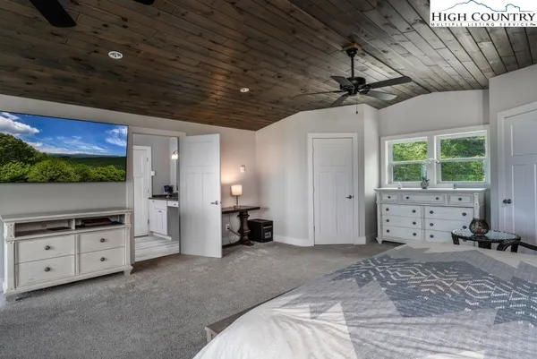 a view of a livingroom with furniture
