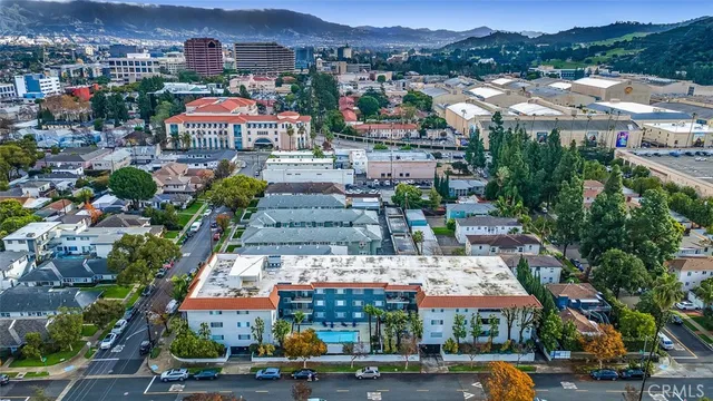 a city street filled with lots of traffic and a building