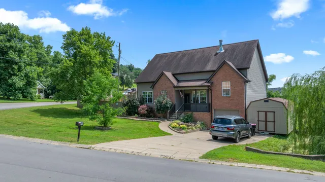 a view of a house with a yard