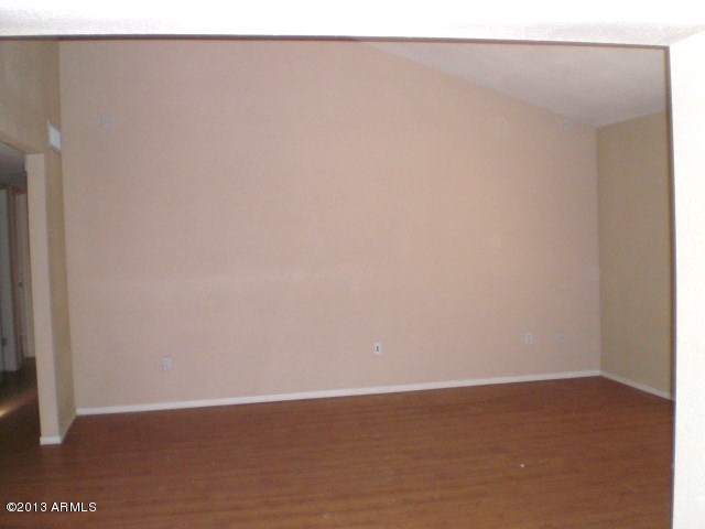 5647 West Hatcher Road Glendale, AZ 85302 - Photo 11 of 44 023-357726 living room