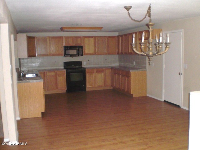 5647 West Hatcher Road Glendale, AZ 85302 - Photo 17 of 44 023-357726 kitchen and dining area