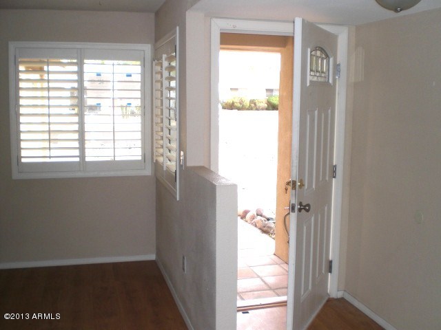5647 West Hatcher Road Glendale, AZ 85302 - Photo 10 of 44 023-357726 foyer