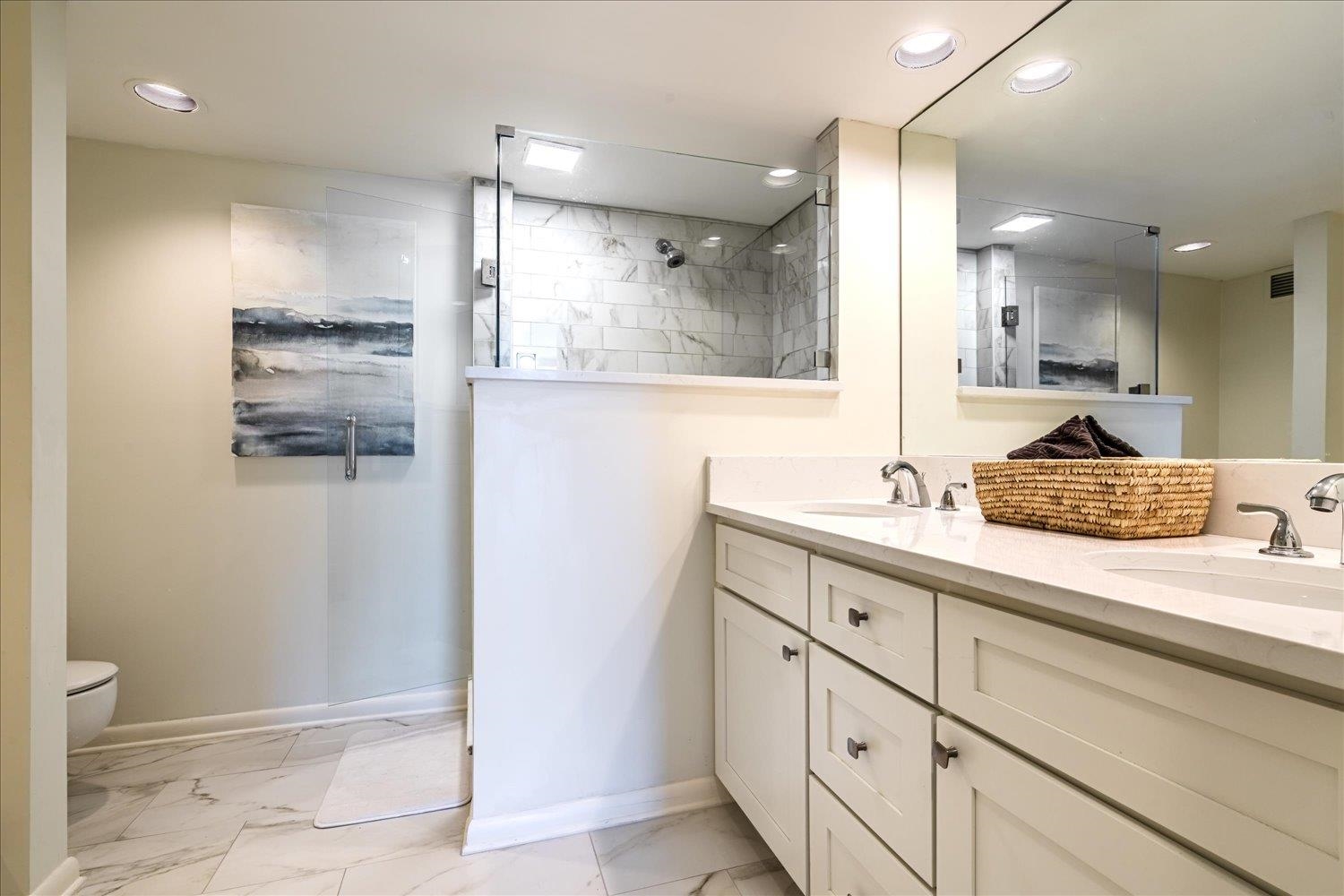 200 Wagner Place, Unit 706 Memphis, TN 38103 - Photo 17 of 32 a spacious bathroom with a granite countertop sink a toilet and a mirror